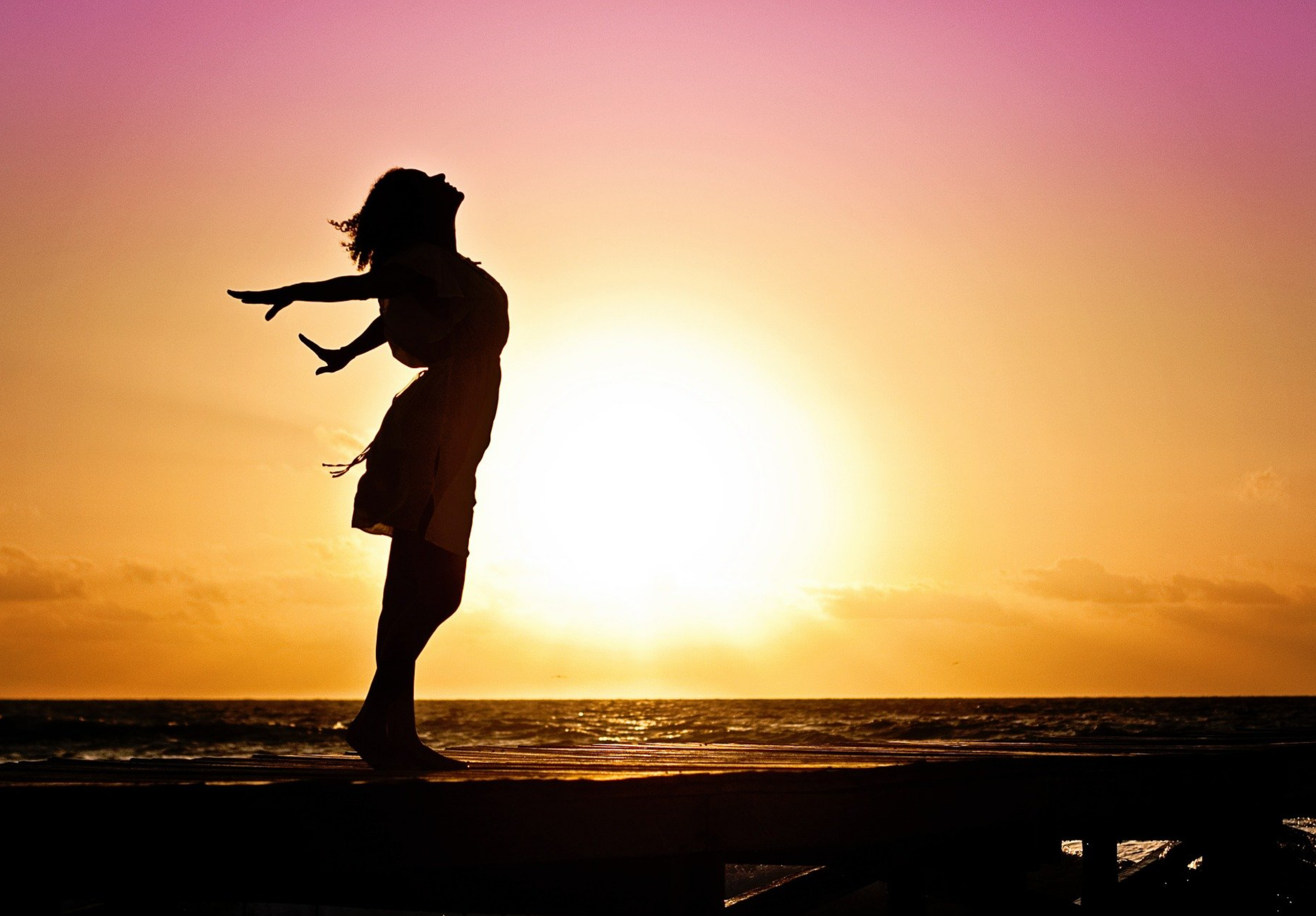 夕日と踊る女性